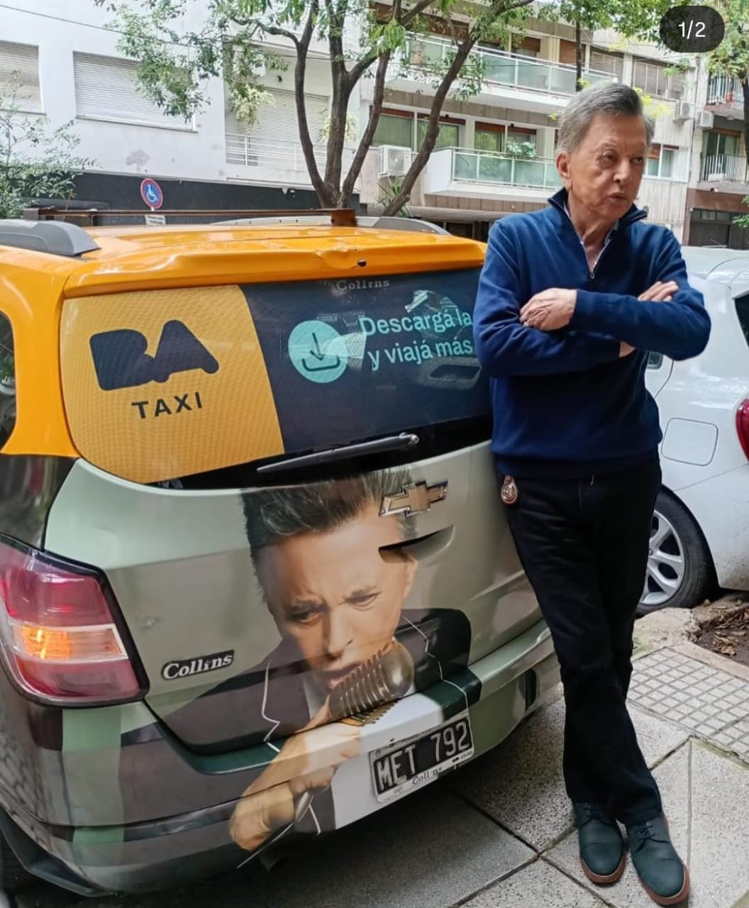 Taxista junto a su taxi intervenido